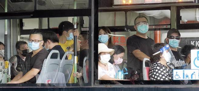 搭上防疫专车的人潮。（姚志平摄）
