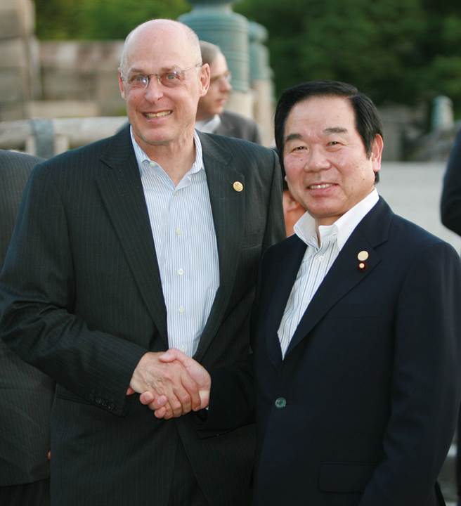 自民黨眾議員、前財務大臣額賀福志郎。(圖右)(圖／新華社)