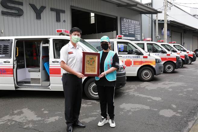新竹县消防局5辆救护车改装有「隔离气密舱」，救护科长刘彦承（左）赠感谢状给陈圆圆（右）。（新竹县消防局提供／罗浚滨新竹传真）