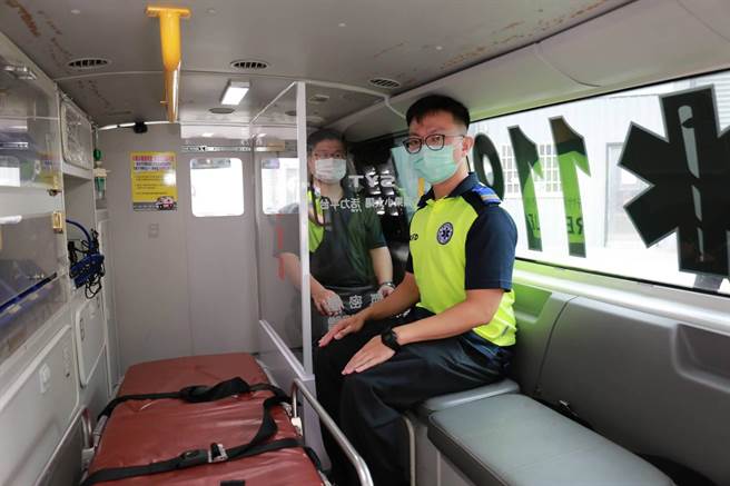 新竹县消防局救护车改装有「隔离气密舱」，能分舱分流。（新竹县消防局提供／罗浚滨新竹传真）