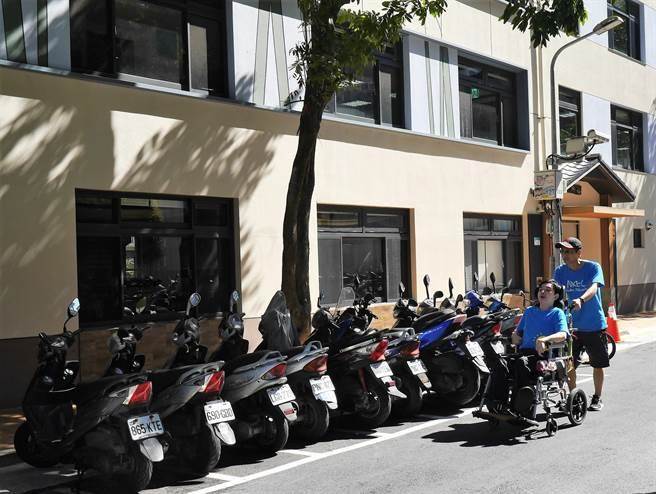 北市社会局自7月1日起，将以分时段分流照顾为原则开放，同一时段（日）服务人数以收托人数1／2为上限，不收新申请服务对象，家属可自6月29日接洽原服务单位登记。（示意图／本报资料照片）