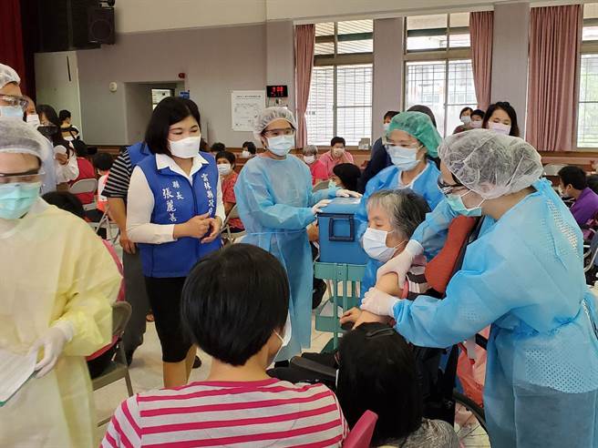云林县AZ疫苗仍持续施打，对象是县内4家身心障碍照顾者机构，云林县身心障碍养护中心、华圣启能发展中心日前已打完，云林教养院第三批、创世基金会斗六清寒植物人安养院今（29日）也施打完毕，县长张丽善前往视察关怀。（周丽兰摄）