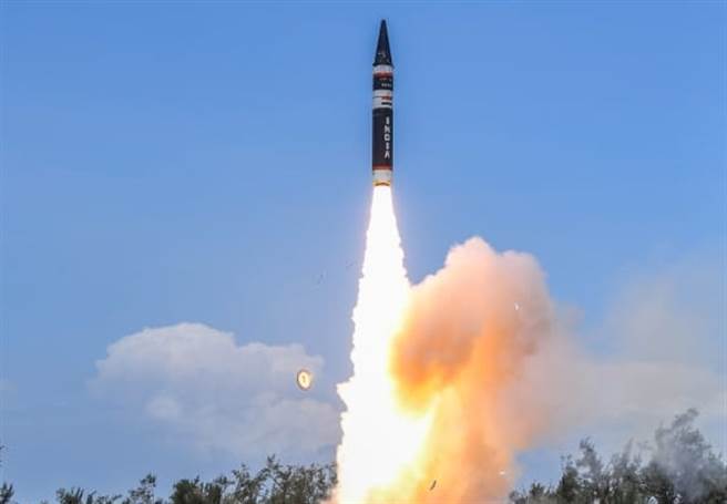 印度6月28日成功试射可搭载核弹头的新一代「烈火-P」（Agni P）弹道飞弹。（印度国防研究及发展组织）