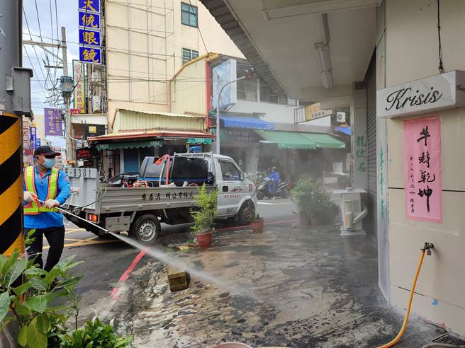 当地民眾表示，确诊者家中早期在光明街经营鞋业，后来市场不佳经营不善逐渐没落，理货员只好外出打工，并且照顾失能父十余年，附近邻居都夸他孝顺，如今不幸确诊老父无人照顾，令人不舍。（吴建辉摄）
