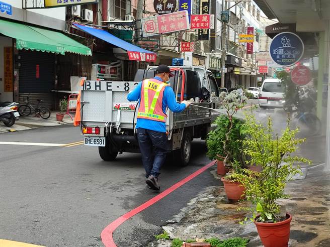 公所清洁队今也出动进行大清消，引来附近民眾围观。（吴建辉摄）