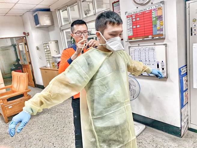 因应新冠肺炎疫情，台南市消防局救护出勤人员防护设备再升级。(台南市消防局提供／曹婷婷台南传真)