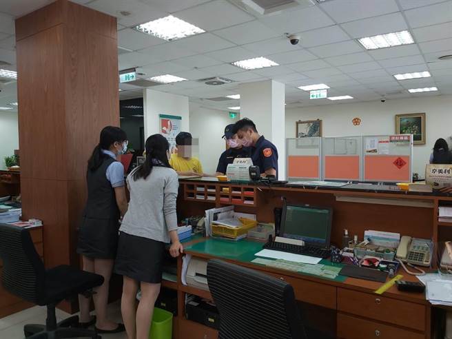 水上分局南新派出所员警机警阻诈，保住民眾工作辛苦钱。（翻摄照片／张亦惠嘉县传真）