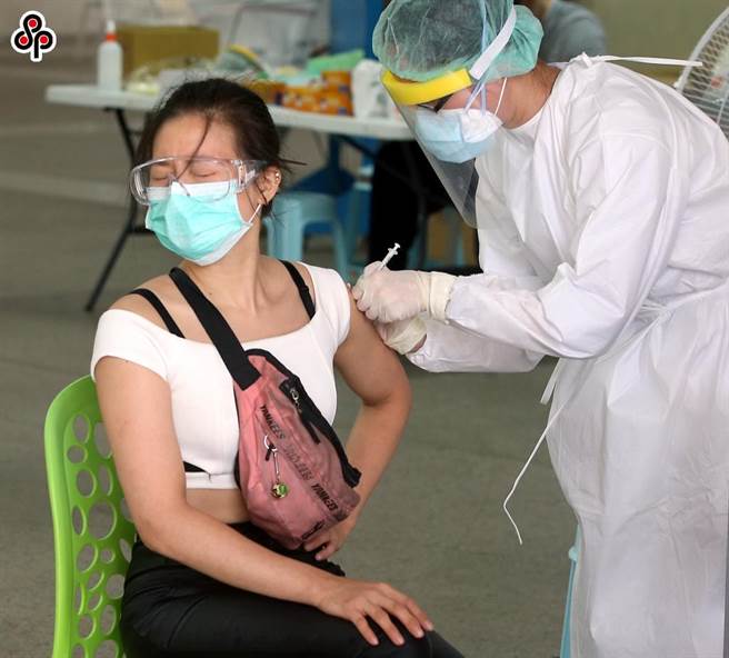 北市批發市場專案疫苗施打，環南市場從業人員前往專責醫院進行疫苗接種。（趙雙傑攝）