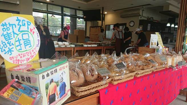 疫情影响，台东县牧心智能发展中心募款金额大减，加上餐厅不能营业，自营收入少了一半以上，目前仅靠贩售便当、麵包外卖苦撑。（蔡旻妤摄）