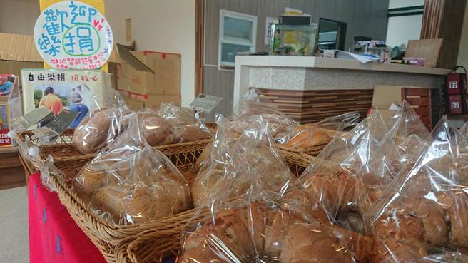 疫情影响，台东县牧心智能发展中心募款金额大减，加上餐厅不能营业，自营收入少了一半以上，目前仅靠贩售便当、麵包外卖苦撑。（蔡旻妤摄）