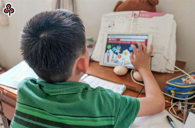 中央流行疫情指挥中心5月中旬时将全国升为三级警戒，并要求全国停课，改採远距教学。（报系资料照）