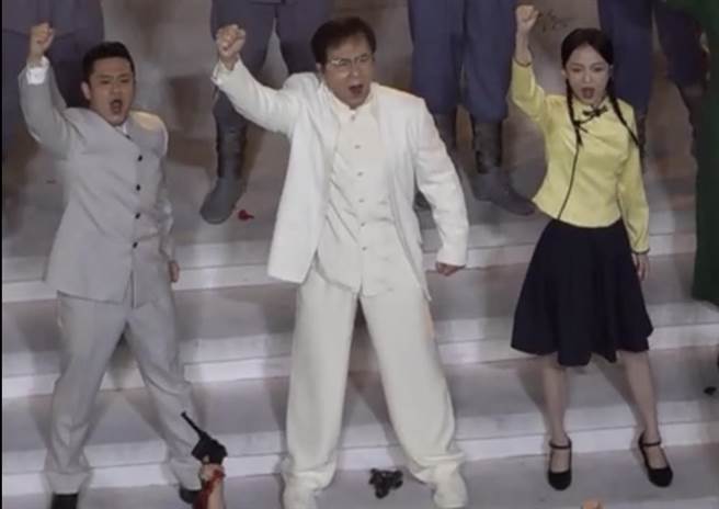 歌手張韶涵（右）以「中國台灣」身份與「中國香港」成龍（中）等人同台合唱「保衛黃河」。（許依晨攝）