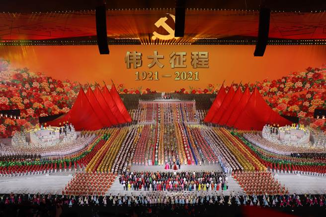 中共為了建黨百年舉行一系列慶祝活動，28日晚間在北京鳥巢舉行「偉大征程」大型文藝演出，中共中央總書記習近平到場觀看表演。（許依晨攝）