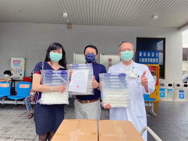 台南市万宝隆空间设计捐赠一线医护、警消人员近3000个医疗用防护面罩。（万宝隆空间设计提供／洪荣志台南传真）