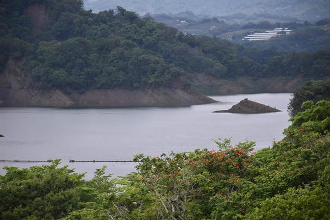 鲤鱼潭水库的蓄水回升快速，原本裸露的小山丘现又回復沈入水中成为小岛。（谢明俊摄）
