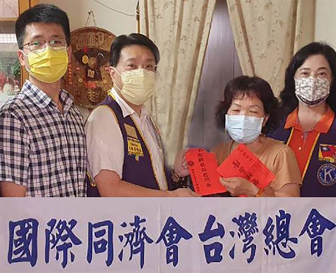 得知中市上月一家輕生中，獨活女童與祖母生活困頓，同濟會日前捐出同濟會急難救助金，盼能幫助女童。（同濟會提供／黃國峰台中傳真）