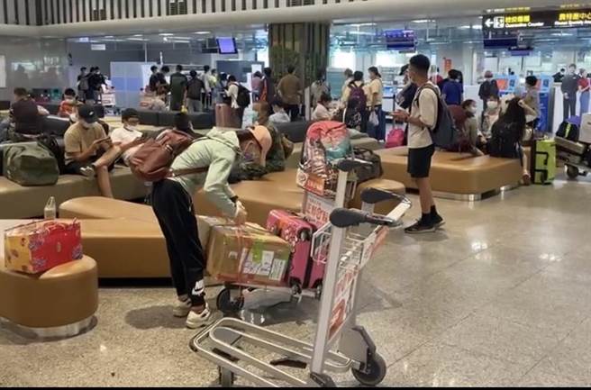 新冠疫情進入3級警戒後，金門飛台灣航班從 尖峰時期約40班，大幅縮水至目前僅3、4班，出現「一位難求」的情況。（李金生攝）