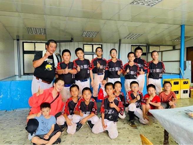 徐若瑄关怀偏乡学童不遗余力，捐助苗栗县汶水国小棒球队小朋友们物资。（威威巖娱乐提供）