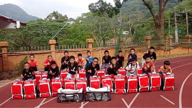 苗栗县汶水国小棒球队小朋友们收到棒球装备袋很开心。（威威巖娱乐提供）