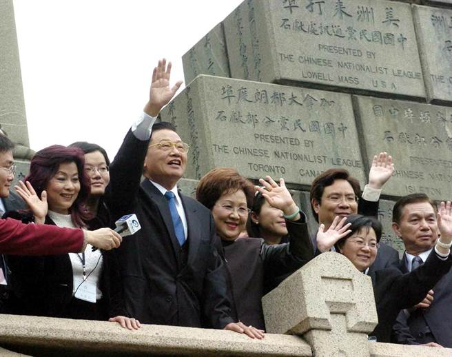 2005年3月29日，时任中国国民党副主席江丙坤一行到广州黄花岗七十二烈士墓前拜祭。（中新社）