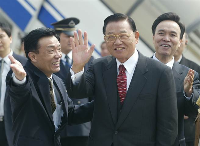 2005年4月1日，时任中国国民党副主席江丙坤在北京首都国际机场启程返台。中共中央台办副主任李炳才、中共北京市委副书记龙新民在机场为其送行。(中新社)