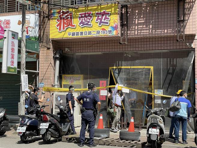 日前桃园平镇一家娃娃机店于疫情期间违规营业甚至改装赌博机台，经市府裁罚，该业者将依「传染病防治法」重罚30万罚锾，并断水断电。（平镇分局提供／萧灵玺桃园传真）