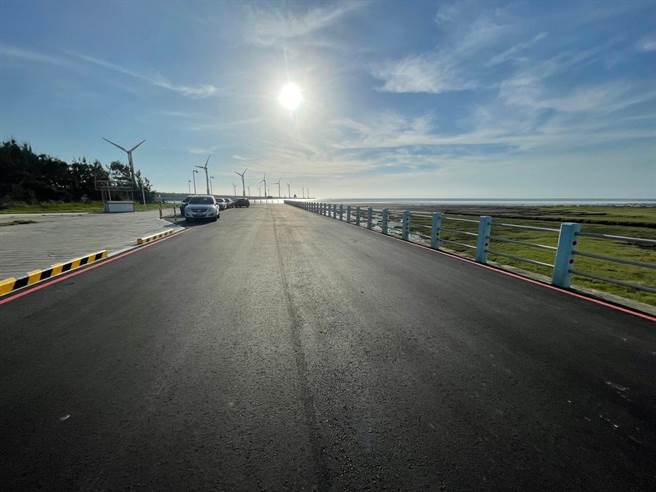 台中市建设局完成高美溼地要道拓宽完工，盼疫情解封后，民眾来体验溼地自然风情。（台中市府提供／卢金足台中传真）