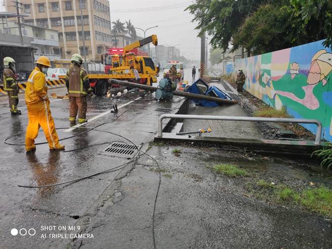 28岁男子驾驶小货车，下午行经台南市西港区中山路，自撞电线杆摔落排水沟一命呜呼。（读者提供／张毓翎台南传真）