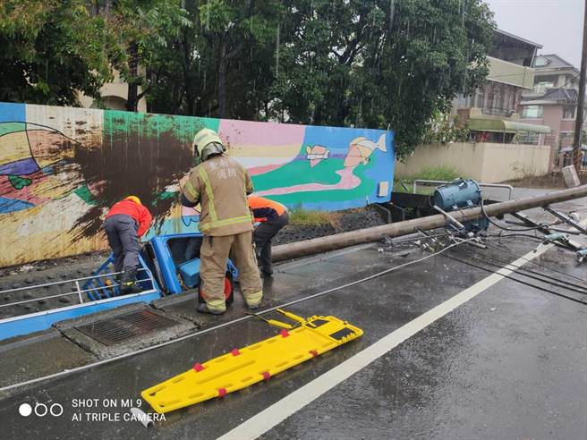 28岁男子驾驶小货车，下午行经台南市西港区中山路，自撞电线杆摔落排水沟一命呜呼。（读者提供／张毓翎台南传真）