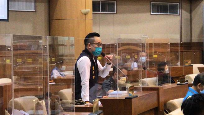 市議員童子瑋議會中點出衛生局防疫表現仍待改善，要求檢討。（陳彩玲攝）