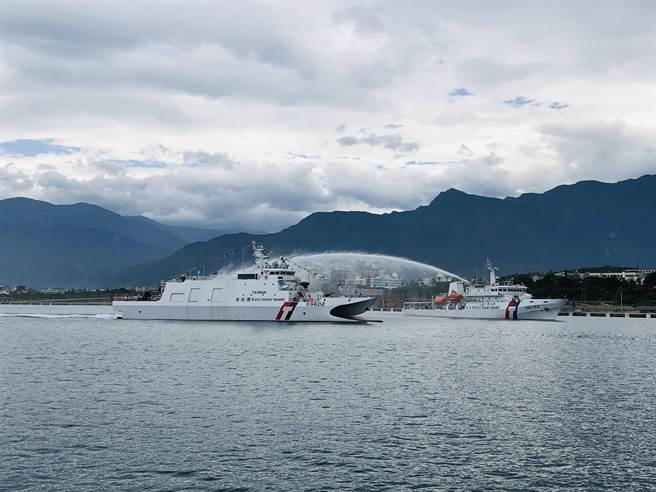 成功舰（左）在舰长刘康义领航下抵达花莲港，并安排臺东舰（右）于花莲港外进行喷水欢迎仪式。（（东部地区机动海巡队提供／王志伟花莲传真）