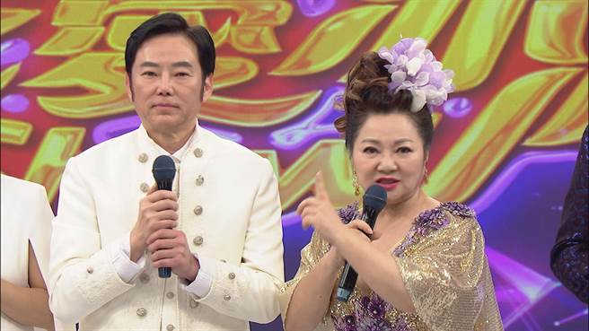 《我爱冰冰Show》主持人阳帆（左）和白冰冰。（中视提供）