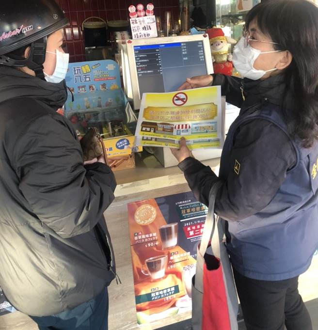 金门县连锁超商及咖啡店骑楼全面禁菸，半年宣导期已过，明（7／1）起违者最高处1万元罚锾，业者提供熄菸相关器具，最高则处5万元罚锾。（金门县卫生局提供）