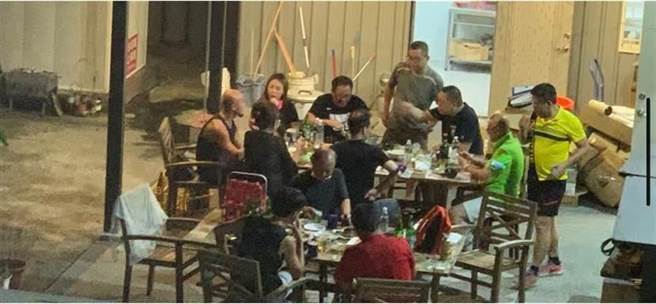 桃园一间Google评价4.5颗星的煲汤火锅店，深夜在露台开趴，桃园市新闻处表示，初步应是1人罚6万，业者另外开罚。(摘自脸书)