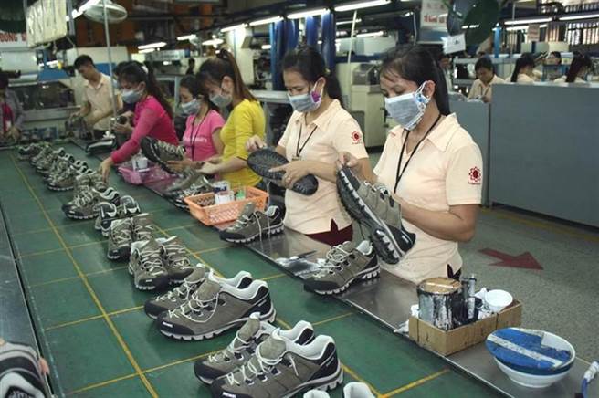 戶外鞋大廠鈺齊-KY（9802）29日下午宣布，集團在越南興安省及海陽省，共有6個大小廠區，分別坐落在不同省縣。其中，位於興安省美豪縣廠區，有1位員工的家屬感染。（非當事人，劉朱松攝）