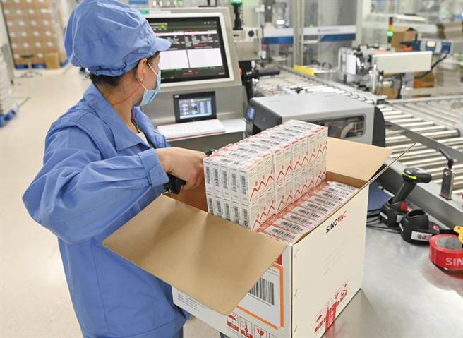 大陸商務部官網22日公告，為做好新冠肺炎疫苗出口工作，支持國際抗疫，發布可對外出口的新型冠狀病毒疫苗產品清單，包含科興疫苗在內等4款疫苗。圖為北京科興中維公司工人在疫苗包裝生產線上開箱登記掃描。（中新社）
