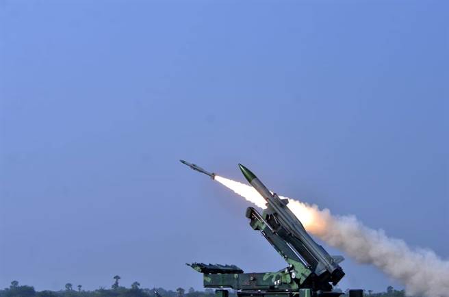 印度专家认为，该国军事设施在面临小型无人机袭击时十分脆弱。图为印度自行开发的天空（Akash）防空飞弹系统。（图／印度空军脸书）