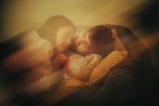 黃偉晉和鬼鬼在〈我還是一個人〉MV中有感情戲。（愛貝克思提供）。