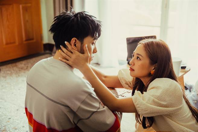 黃偉晉和鬼鬼拍攝〈我還是一個人〉MV。（愛貝克思提供）。