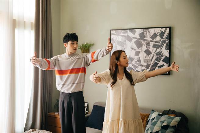 黃偉晉和鬼鬼拍攝〈我還是一個人〉MV。（愛貝克思提供）。