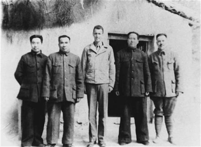 谢伟思与毛泽东、朱德等合影。（资料图）