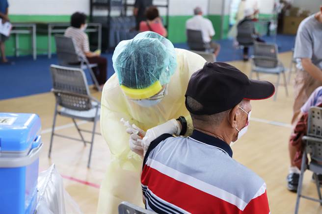 嘉縣規畫7月1日起開放年齡72至74歲民眾施打，多位議員為基層請命，希望將保母、鄉鎮市臨櫃人員、瓦斯配送員、社區理事長及志工等列入優先施打對象，圖為示意圖。（嘉義縣政府提供／張亦惠嘉縣傳真）