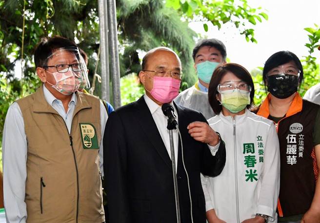 行政院長蘇貞昌（左二）29日到枋山視察疫情狀況。（行政院提供／謝佳潾屏東傳真）