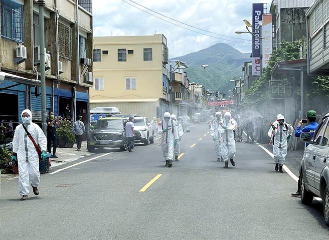 屏东、澳洲、东莞传出民眾和确诊者短暂接触就感染Delta病毒的案例。图为屏东枋山街头清消的画面。（资料照／中央社）