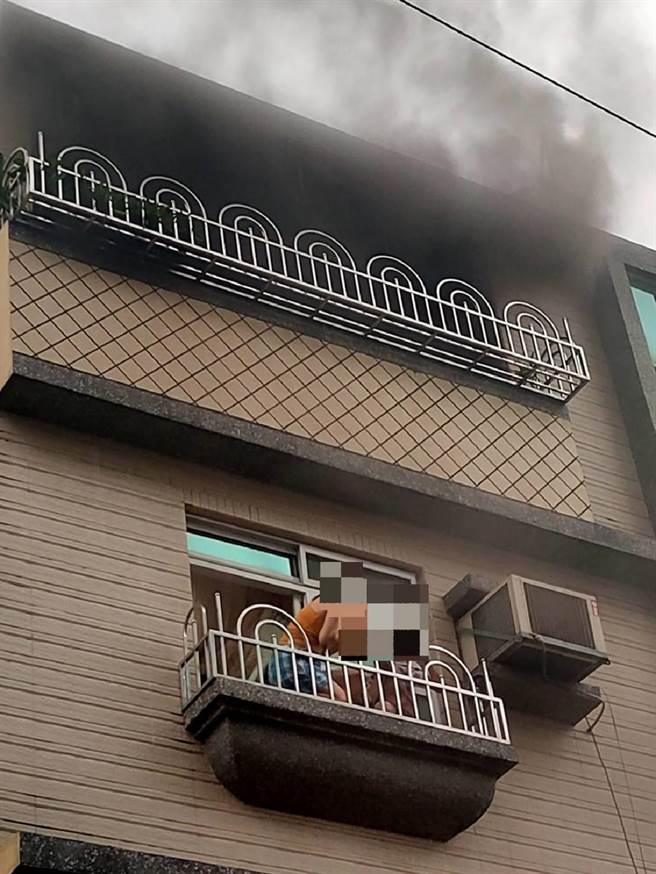 民宅发生火警当下，3楼窜出浓浓黑烟，母子俩当时躲在阳台，惊险万分。（翻摄照片／石秀华高雄传真）