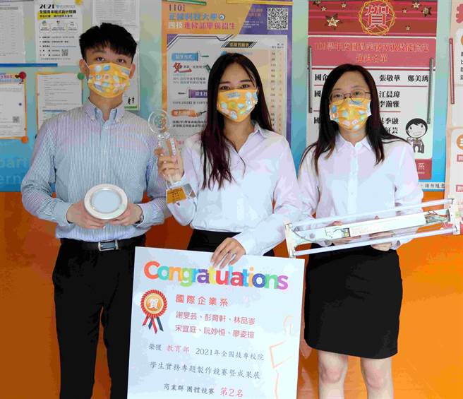 正修科大国企系、休运系和企管系3师共同研发「Ustart 新型感应灯」，将感应灯由全暗改为弱光模式，一举在教育部「2021全国技专校院专题制作竞赛」夺下银奖，获2万元奖金。（林雅惠摄）