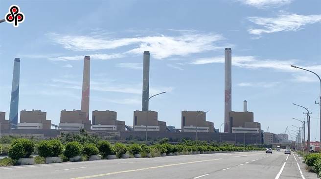 環保署今天預告修正「空氣品質嚴重惡化緊急防制辦法」未來只要AQI大於150的「中級預警」，燃煤火力發電機組、燃煤汽電共生機組、石油煉製及石油化工製造業、鋼鐵冶煉業及公民營焚化廠就要降載10％因應。（報系資料照）