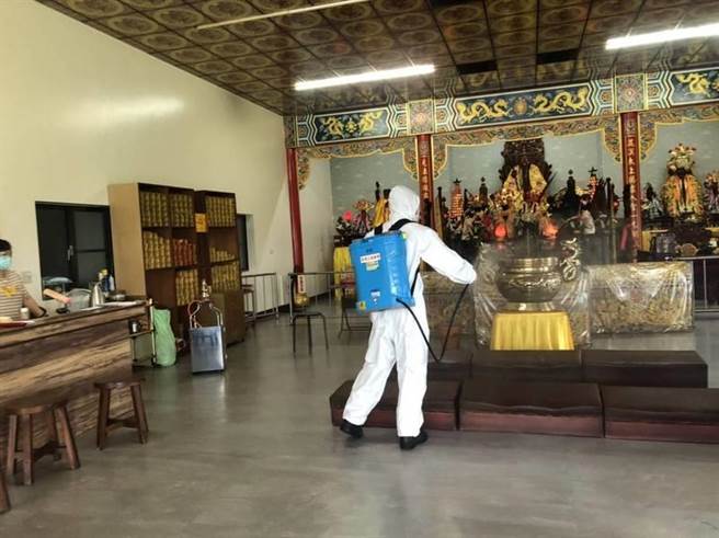 屏東縣2名確診者曾2度到台南佳里區法旨宮問事，因違反防疫規定，衛生局將開罰。（台南市政府提供／曹婷婷台南傳真）