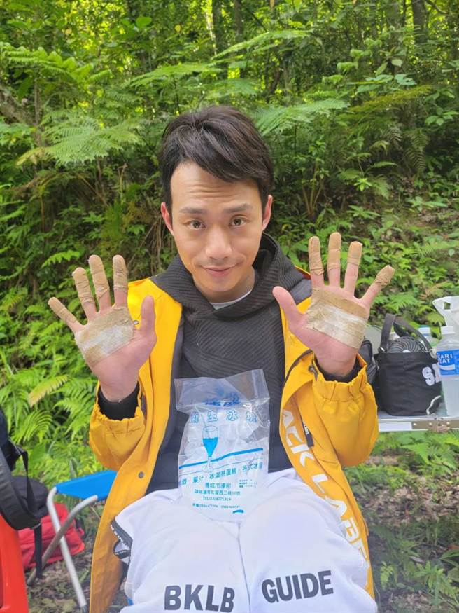 张哲豪日前拍摄吊钢丝的戏双手磨破喷血。（民视提供）