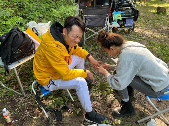 张哲豪日前拍摄吊钢丝的戏双手磨破喷血。（民视提供）